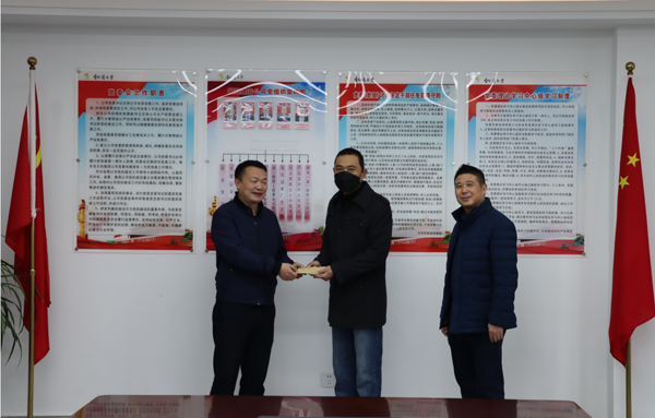 集團公司黨委委員、副總經(jīng)理胡新付到公司走訪慰問